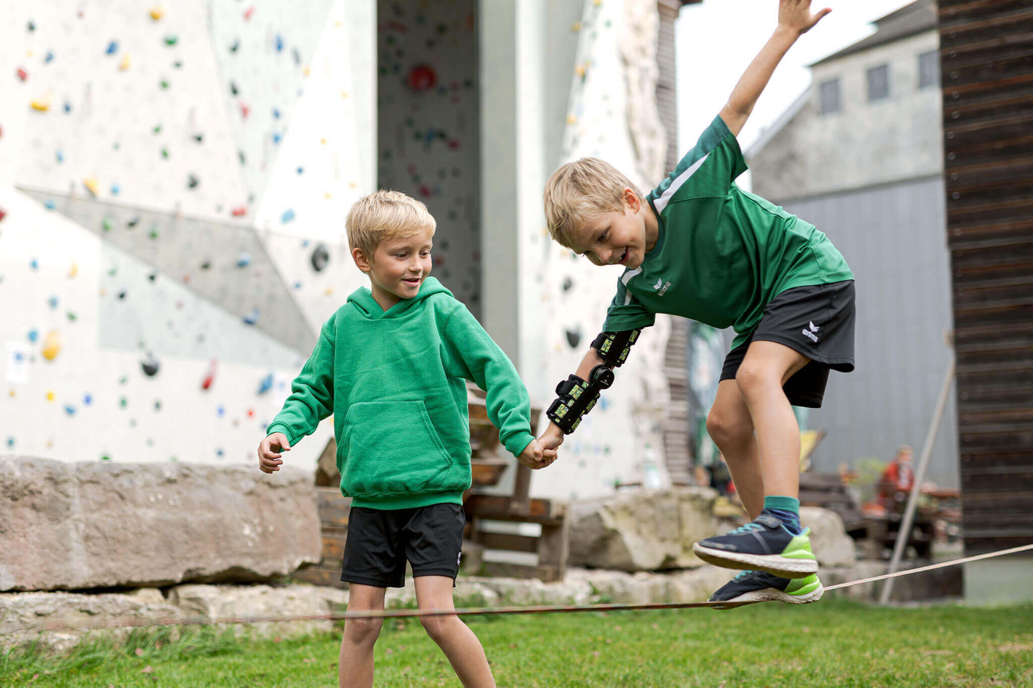 Zwei Jungen balanzieren mit einer Orthese für Kinder und Jugendliche